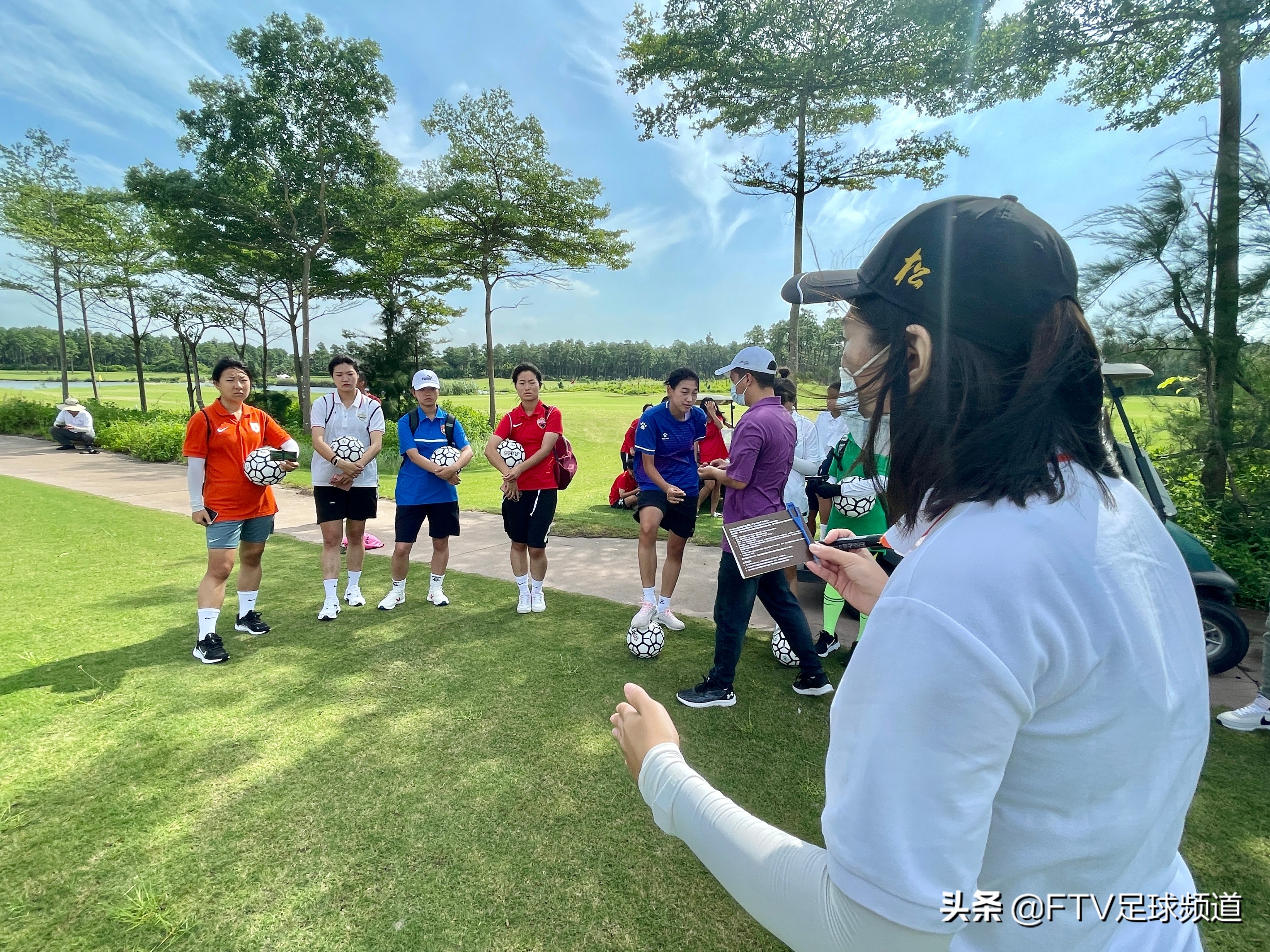 足球高尔夫两开花女乙举办足球高尔夫挑战赛