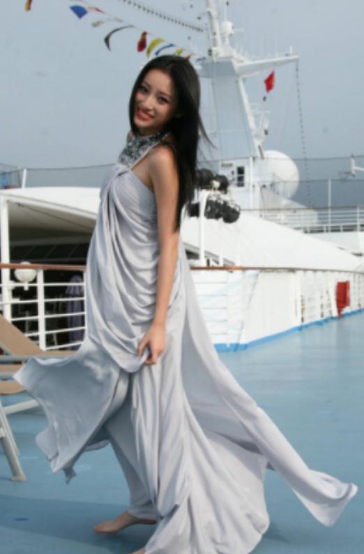 春晚新主持人马凡舒视频,春晚主持人马凡舒妆容解析