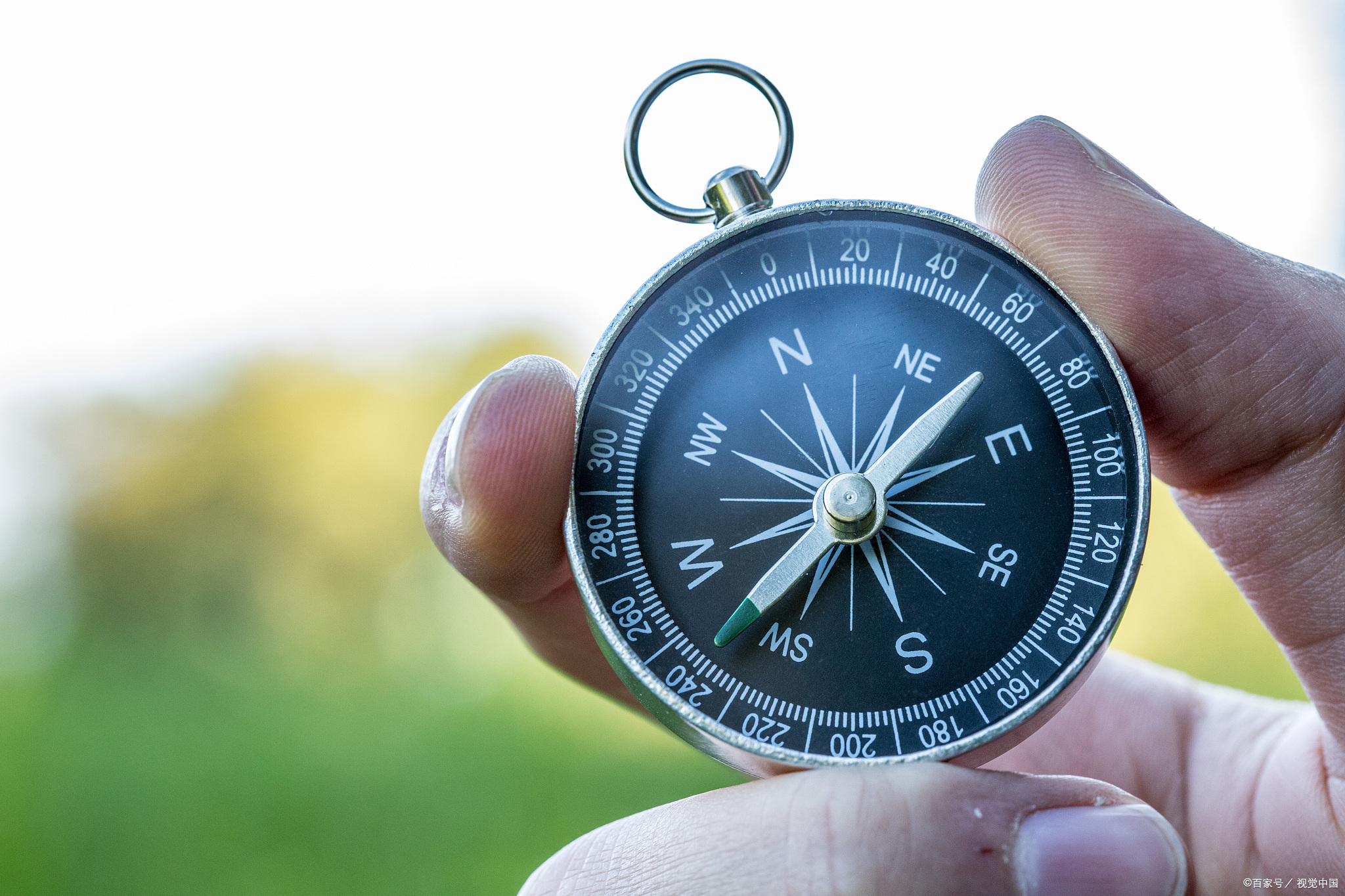 在森林里迷路了怎么辨别方向,晚上在森林迷路怎么辨别方向