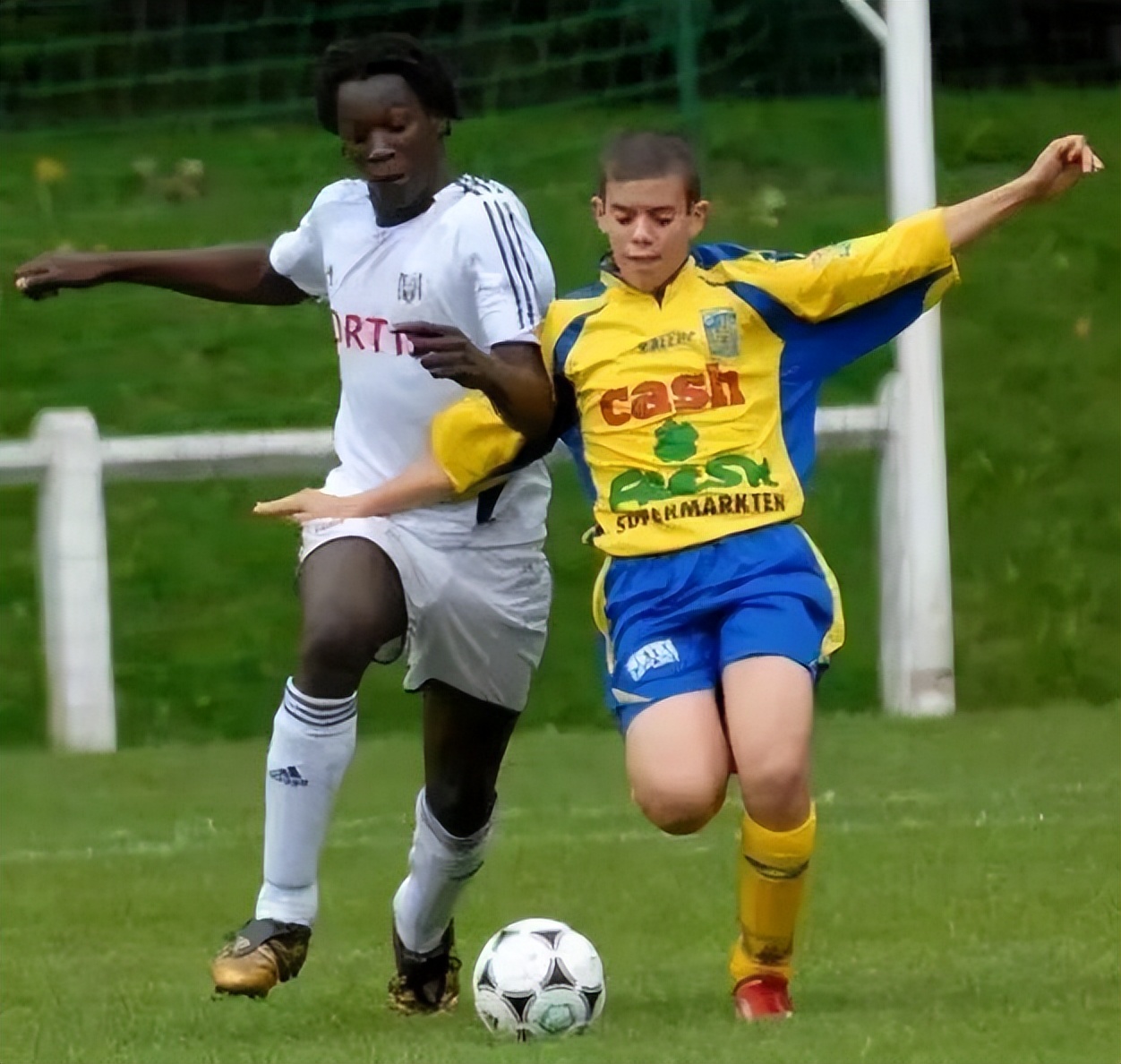 足球！让我们现在都认识了这个曾经食不果腹的男孩