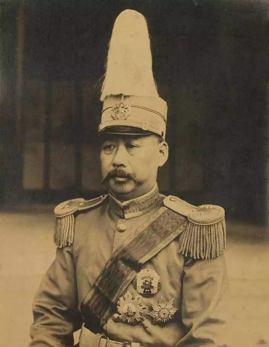 父亲死后，卢小嘉专吃有夫之妇软饭，骗完一个又一个，结局很潇洒