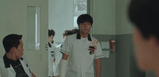 扇耳光连踹三脚,扇巴掌却踢人一脚