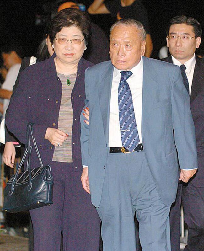 裘锦兰：嫁姐夫独吞13亿遗产，百亿家族独女欠债除夕夜状告继母