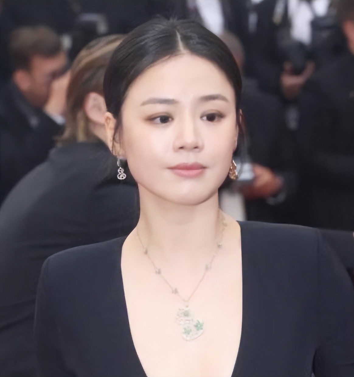 方脸大腮帮适合中分还是三七分,大饼脸中分超级简单又漂亮的发型