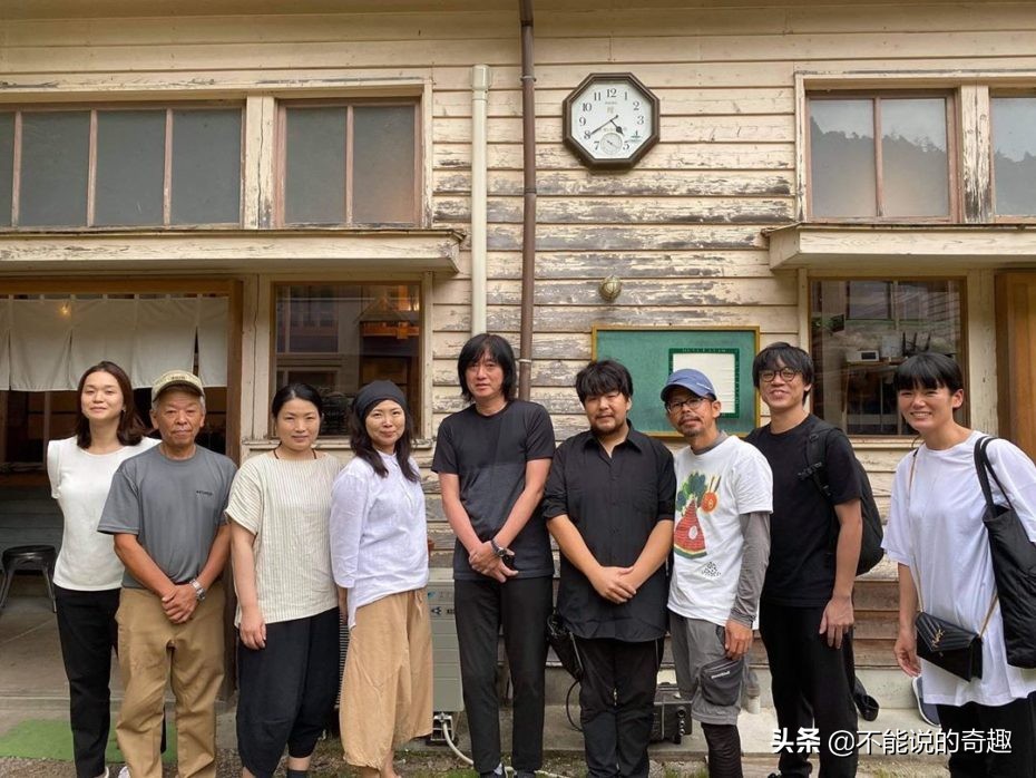 他住在日本深山一间废弃了的学校里7年，活成了许多人追求的样子