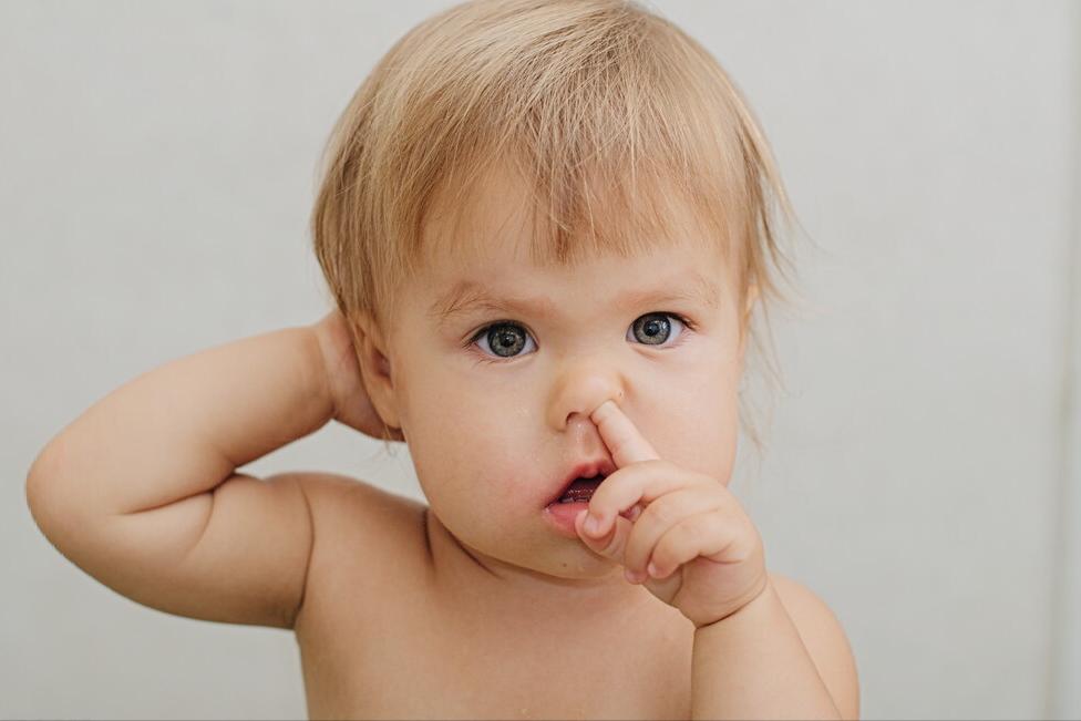 孩子老是抠鼻孔吸鼻子,小孩一直抠鼻孔怎么解决