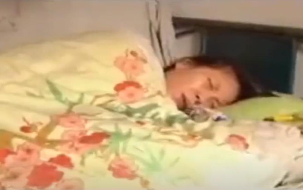 08年，河北女孩“瘫痪”卧床20年，姐姐安上监控后，戳穿多年*局骗**