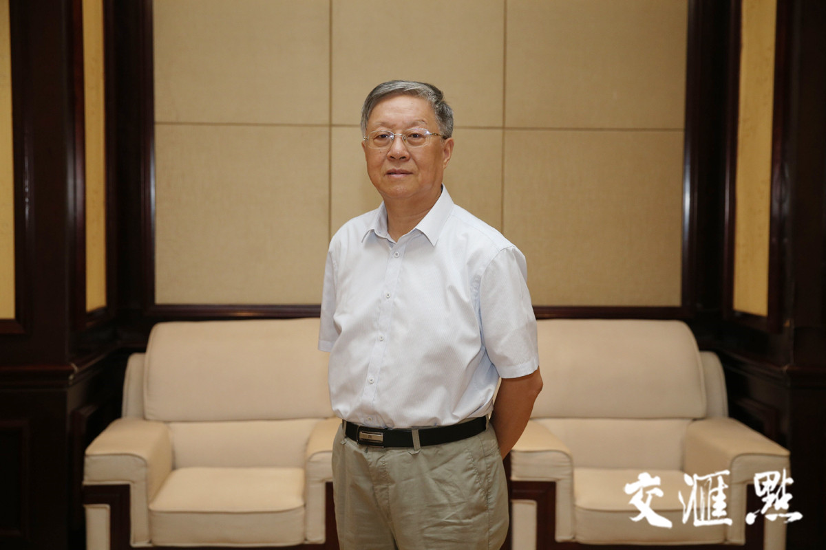 “江水奔流不息，但长江千古如斯。”莫砺锋教授带你品味诗词中的大美长江