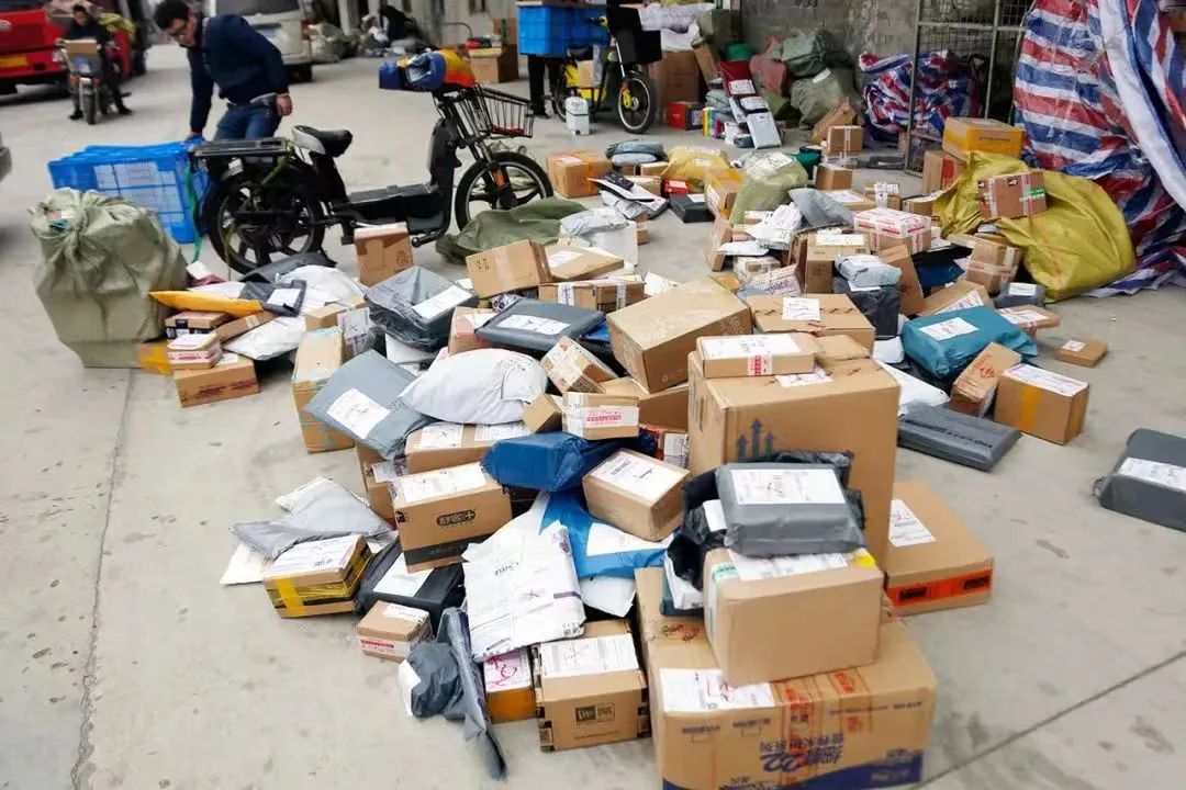 苹果手机快递盲盒开箱,9.9开出一箱旺仔牛奶零食盲盒