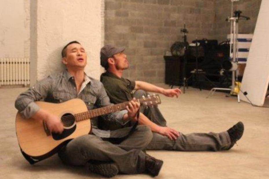 昔日爆红组合街头卖唱,曾经红极一时现在却卖唱的歌手