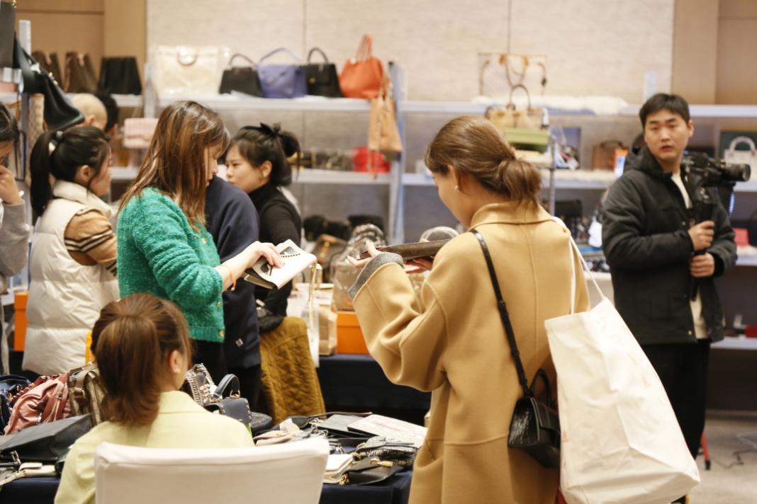 二手奢侈品行业里，买包理财、循环时尚藏不住个*欲人**望纠葛