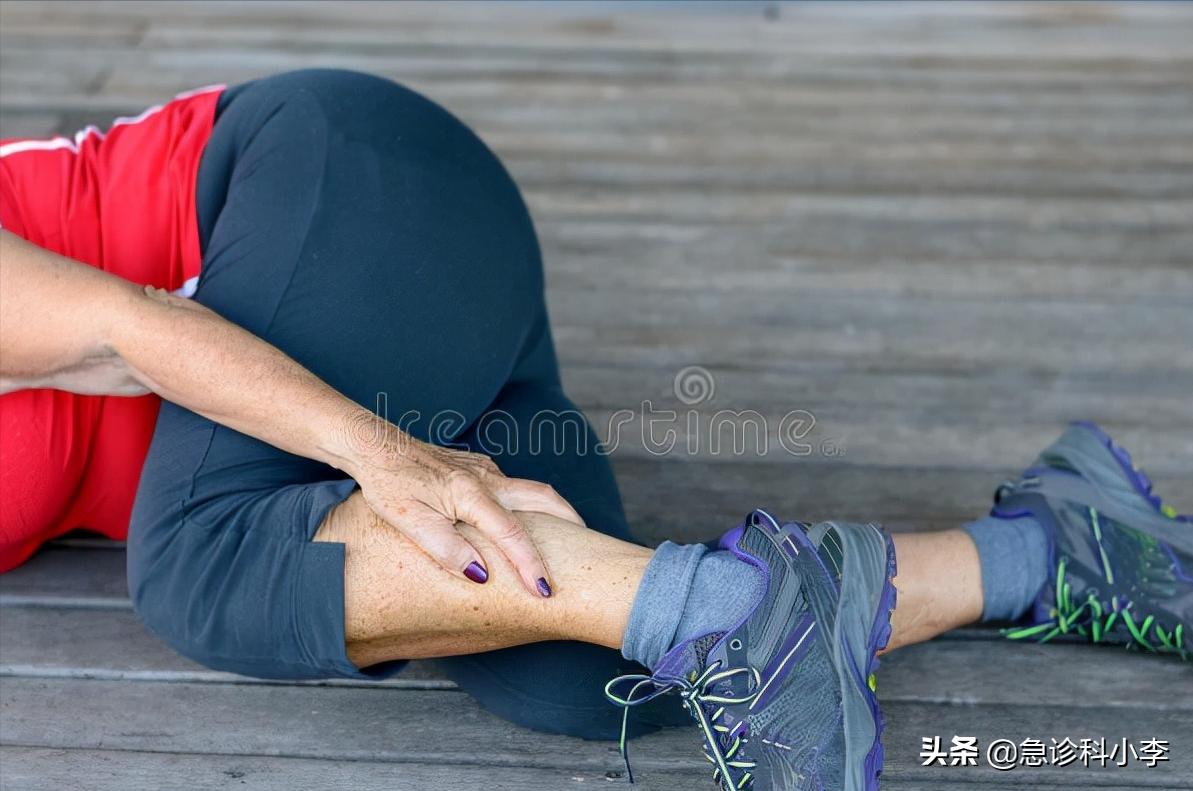 睡觉时突然腿抽筋是缺钙引起的吗,睡觉腿抽筋除了缺钙还有3个原因