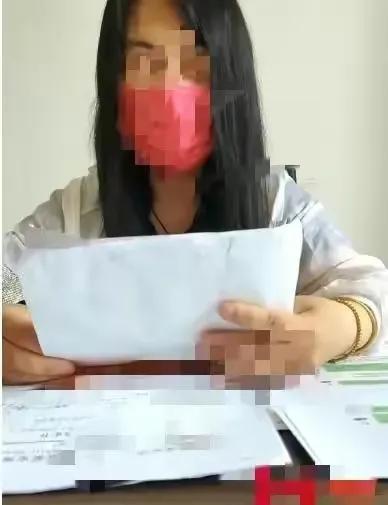 近日，女子在公共场所录制了一段猥亵视频，吸引了众多路人观看！