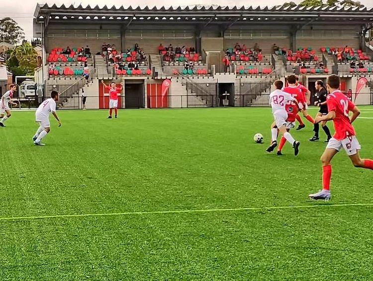 在悉尼PenshurstPark彭斯赫斯特公园球场，看一场社区少年足球赛