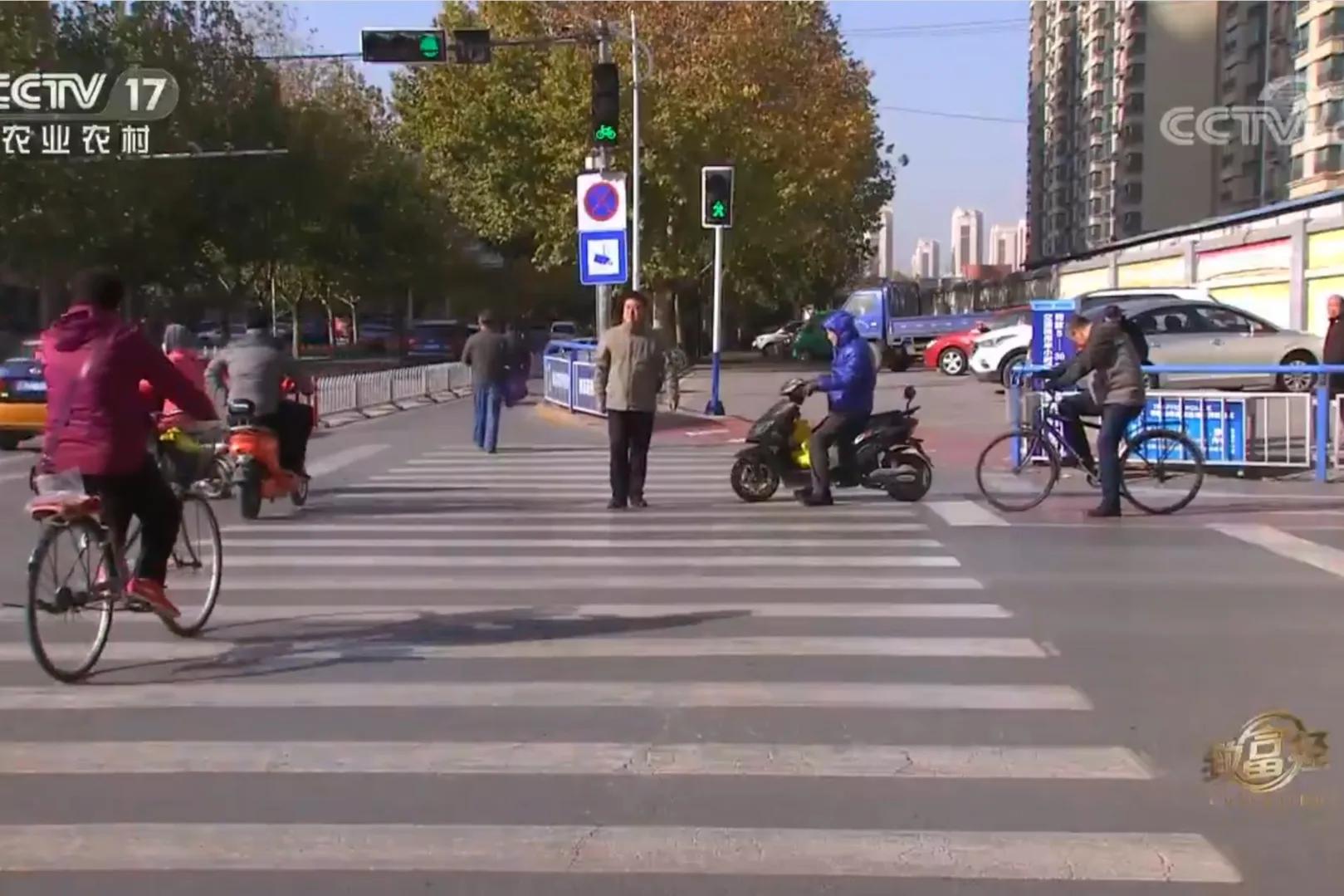 一小伙承包荒山搞养殖年挣百万,河北小伙种100亩地一年赚多少钱