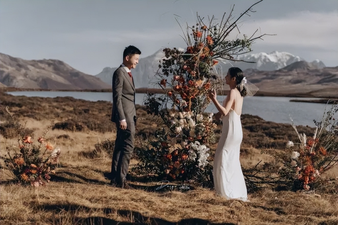 疫情婚礼延期后补办怎么发朋友圈,疫情婚礼延期后再办怎么办