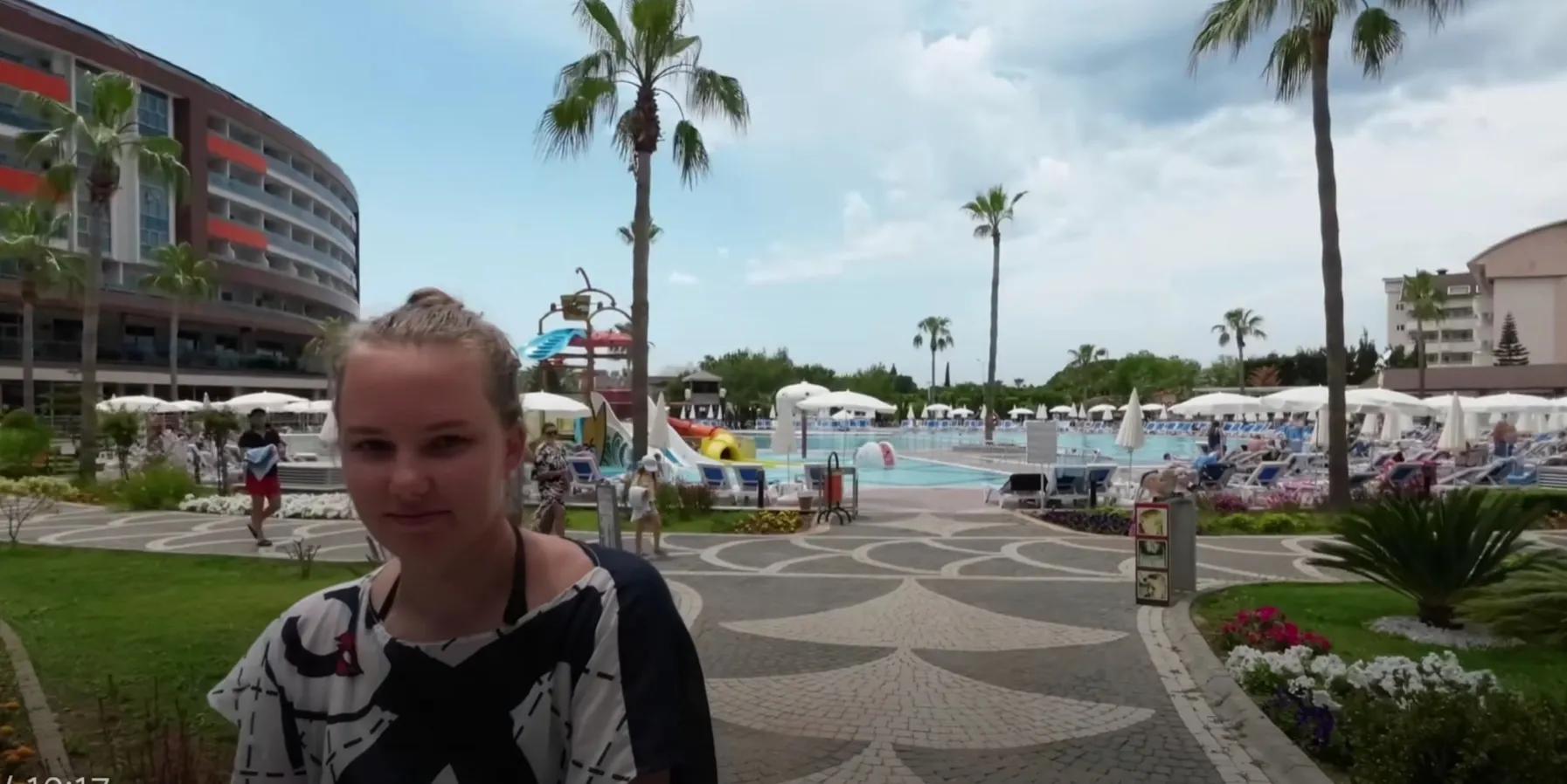 云飞买到回国机票，幸福来得太突然，这个礼物对热妮娅来说太珍贵