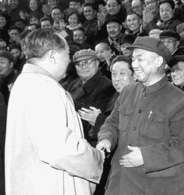 萧克资历仅次于贺龙，为何只被授予上将军衔？毛主席这招实在是高