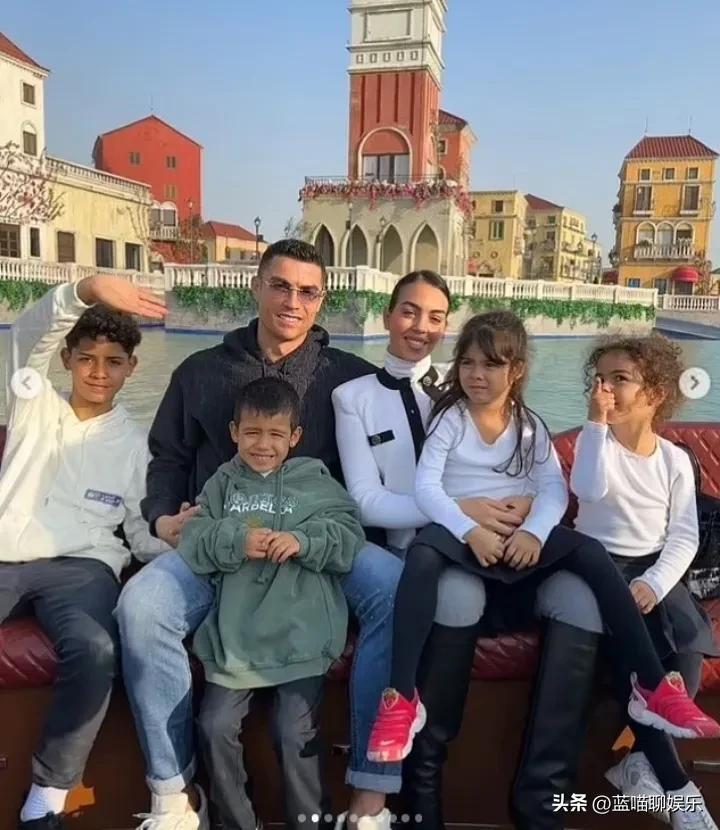 乔治娜身穿小香风外套和C罗在游乐场度过了愉快的一天，性感时髦