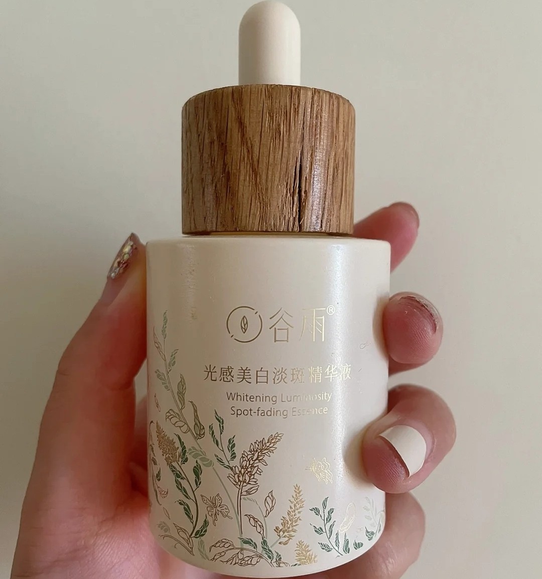 女生想变白变漂亮，公认好用的4款美白精华要知道，有效去黄提亮