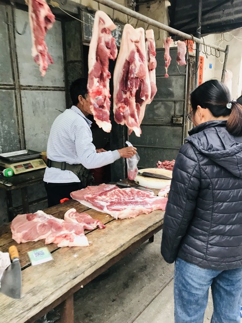 农村小伙卖猪肉月入二万元,一个小伙子卖猪肉一年赚了20亿