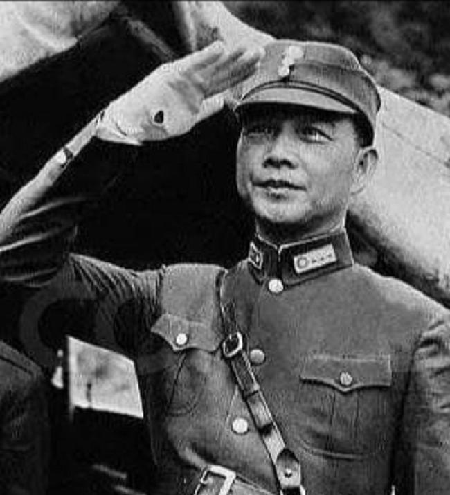 伪军中将给粟裕送了盒烟，粟裕发现不对大喊：部队集合，电台关闭