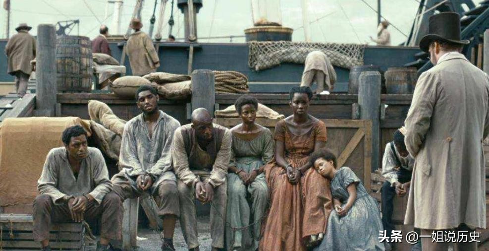 榛戝ゴ鍦ㄨ埞涓婇伃閬囩殑鐢靛奖,榛戝ゴ鐨勬偛鎯ㄧ敓娲昏嫳鏂囩増