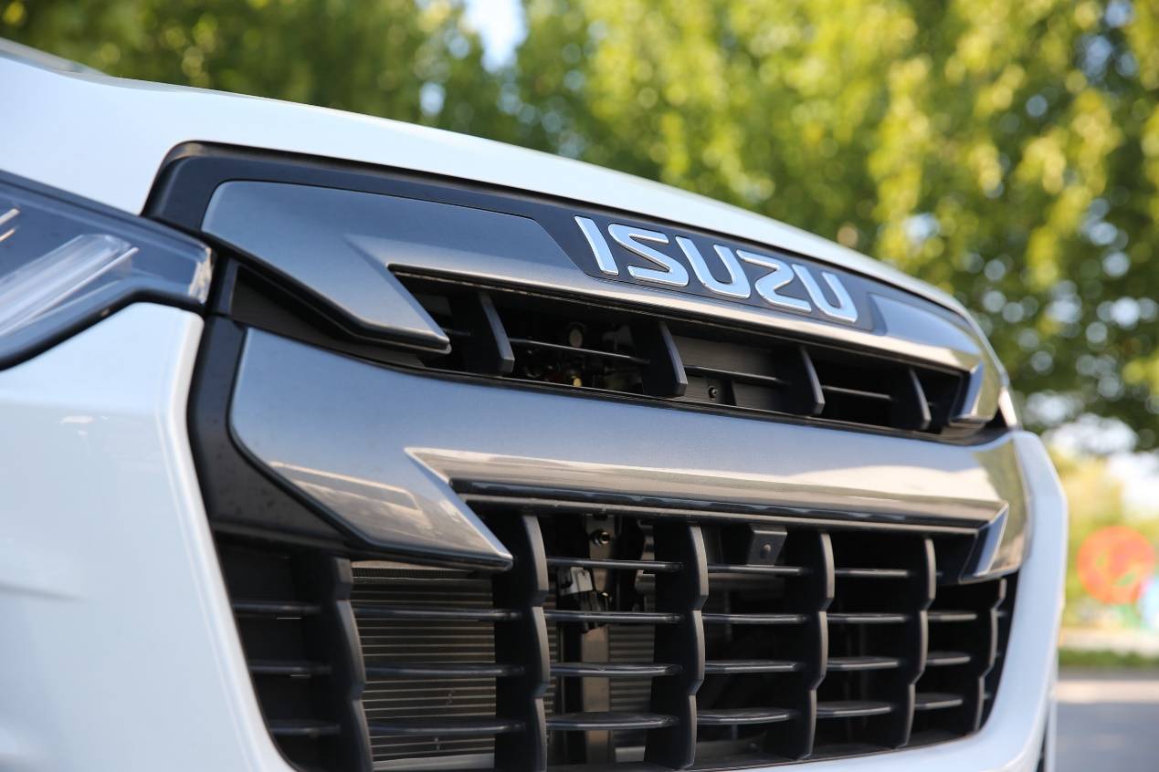 五十铃皮卡铃拓和d-max外观区别,五十铃皮卡铃拓2.5t四驱手动测试