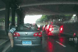 核酸检测站两女发生矛盾大打出手,父子核酸检测点殴打民警