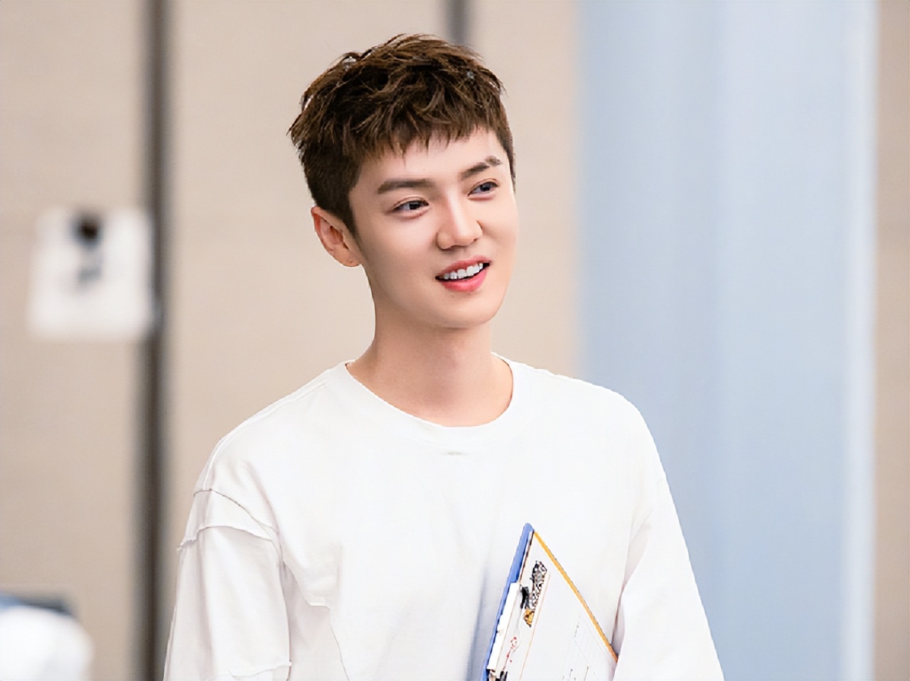 鹿晗背景有多强大？时尚芭莎主编喊他少爷，王思聪都不敢轻易评价