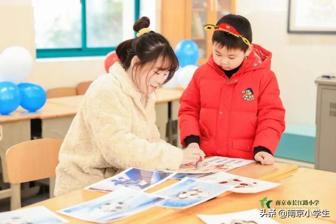 南京市长江路小学一年级开展“畅畅笑笑”乐评园活动