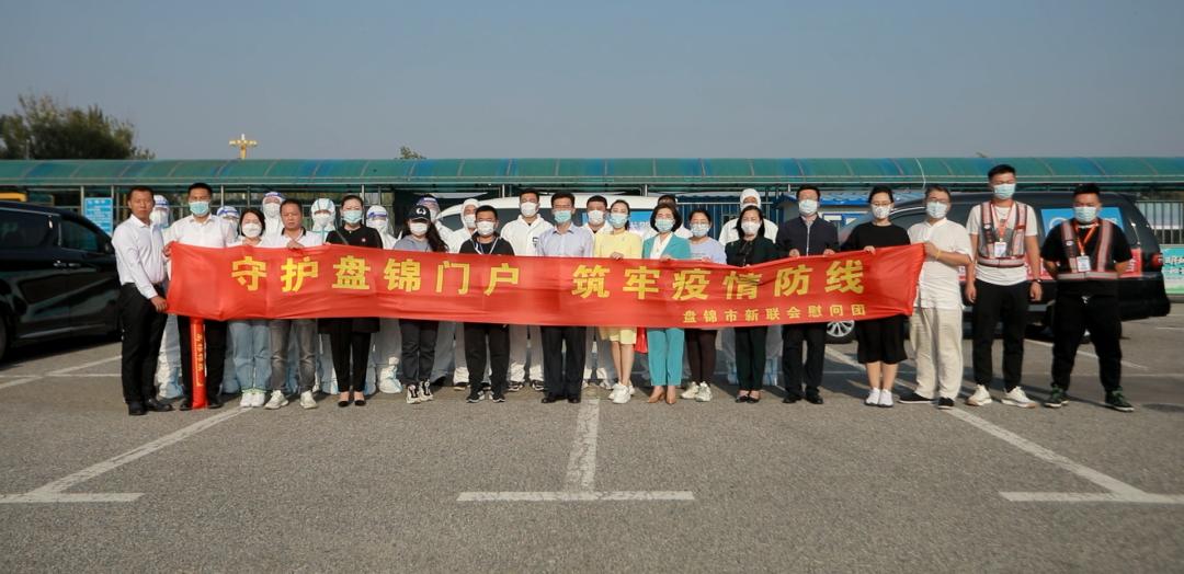 爱心人士冒雨慰问一线防疫工作者,社区慰问一线防疫工作者