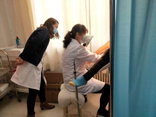 做肠镜尴尬怎么办,男医生给女病人做肠镜合适吗