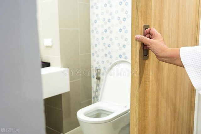 客卫门用实木门还是玻璃门,卫生间门是实木门还是铝合金门好