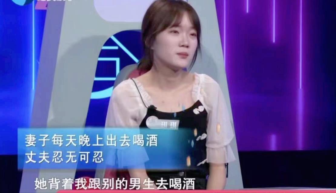 月薪5千背一万的包，女子深夜从酒吧出来，丈夫忍无可忍提离婚