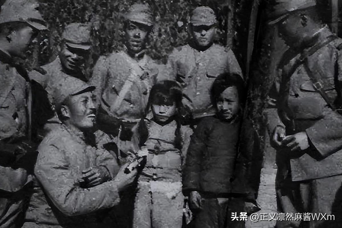 羞耻与痛苦：30张老照片记录纳粹强迫妇女脱衣的残忍场景！