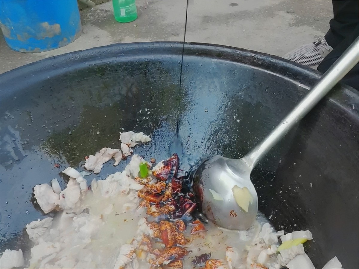 河北农村小馆子，开在村口集装箱，10元管够吃，烙饼炖菜真香