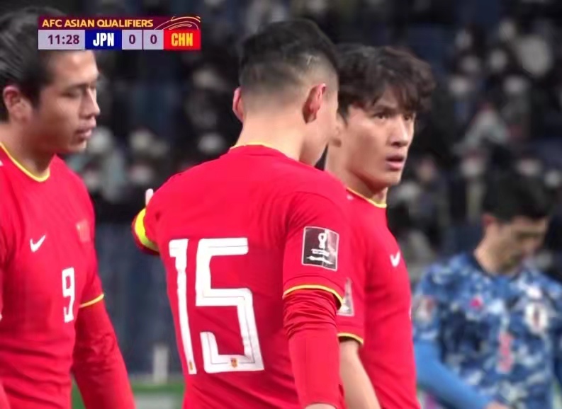 吴曦越南躲球被网友调侃,吴曦在机场笑得很开心