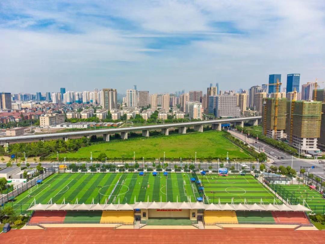 “挤”出来嵌入式球场,萧山人的足球梦