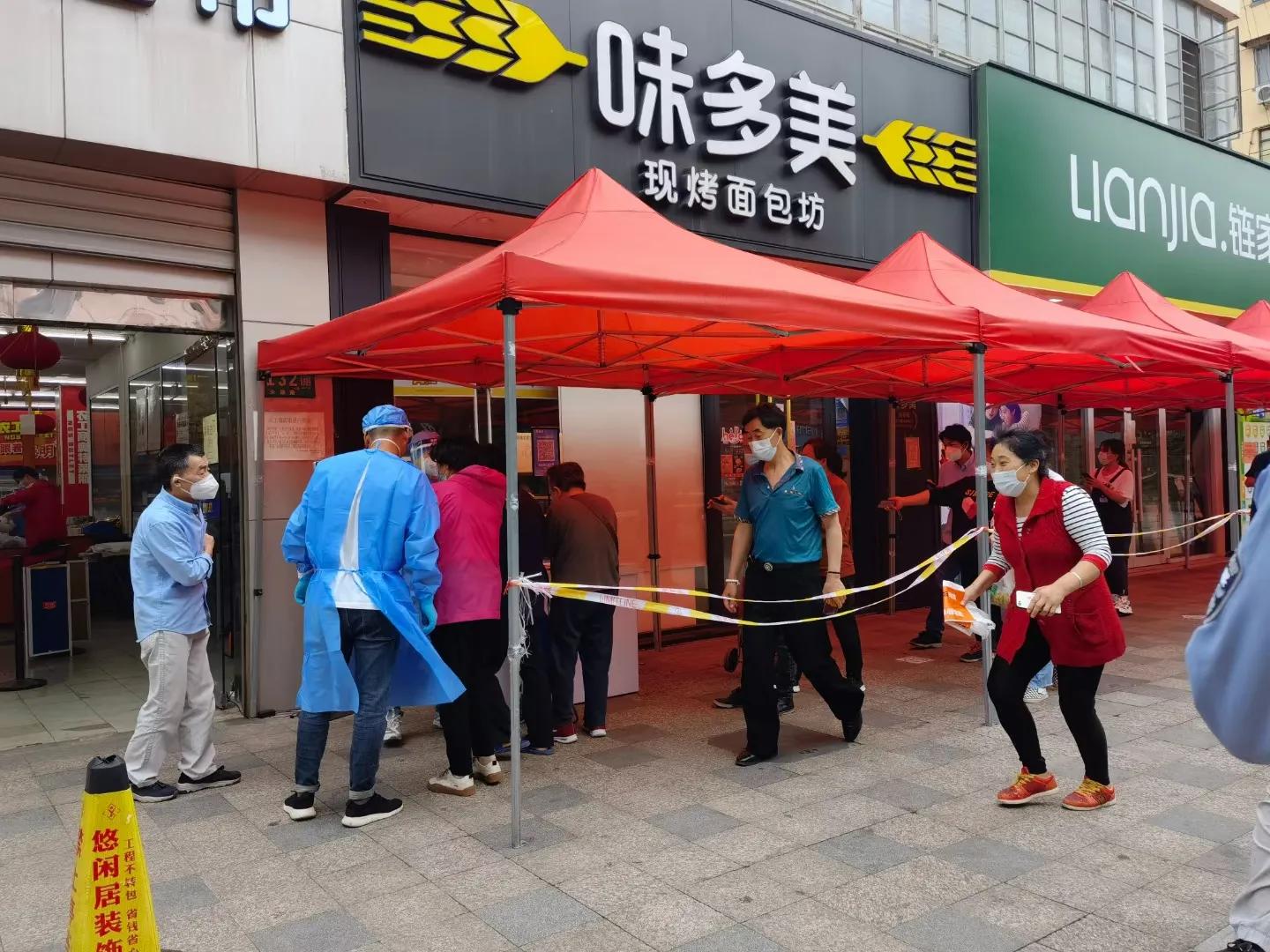 上海兄弟因疫情居家封闭76天，今天终于可以外出四小时