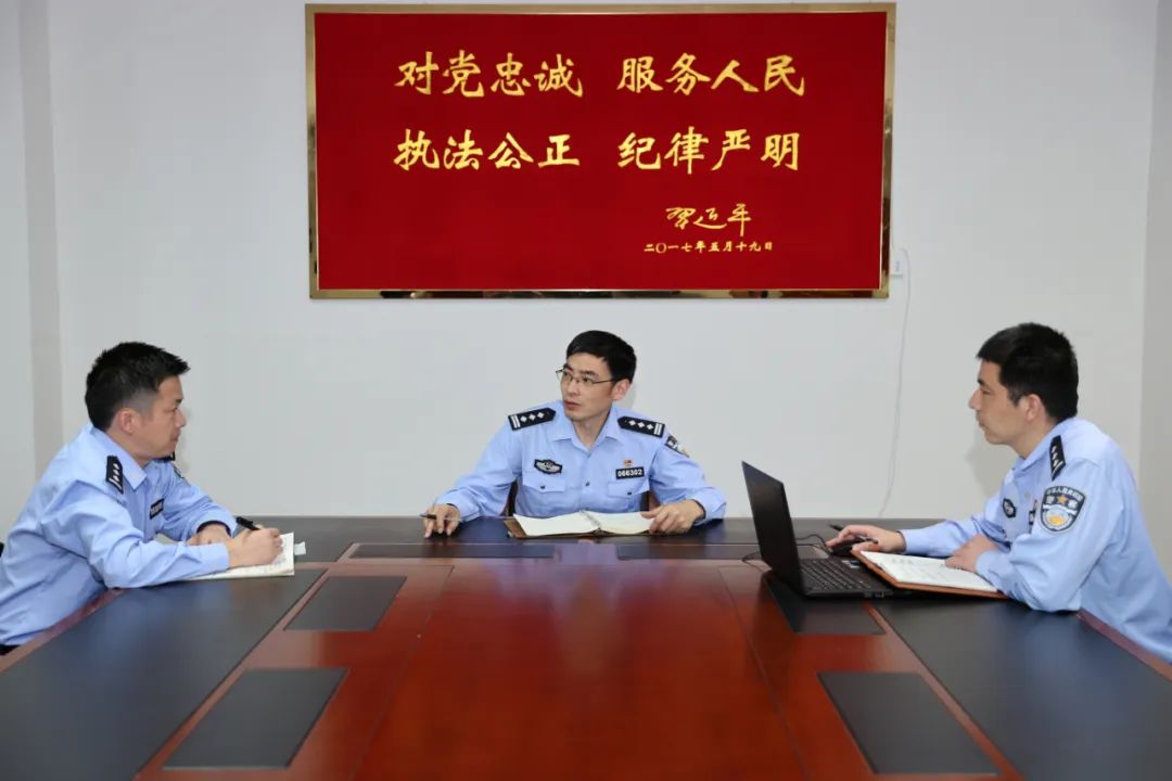 致敬战斗在一线的中国警察,致敬战斗在公安一线的英雄