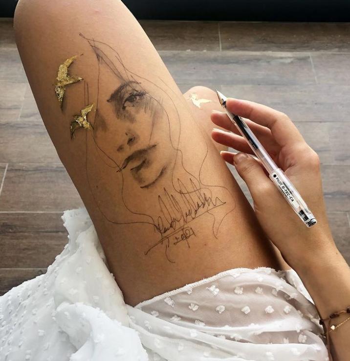 这才是老天爷赏饭吃,她在美腿上绘画成名,让人羡慕不来