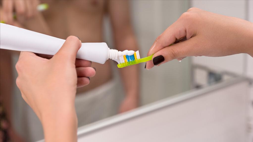 牙膏祛老年斑的正确方法,牙膏祛老年斑小偏方