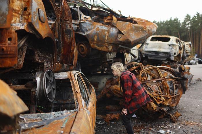 中给美送“大礼”，美专家：我们有*土稀**，但没几代人赶不上中国。