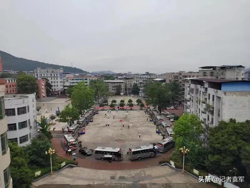 壮士扬鞭闯雄关马到功成奏凯还——仪陇马鞍中学举行高考出征仪式