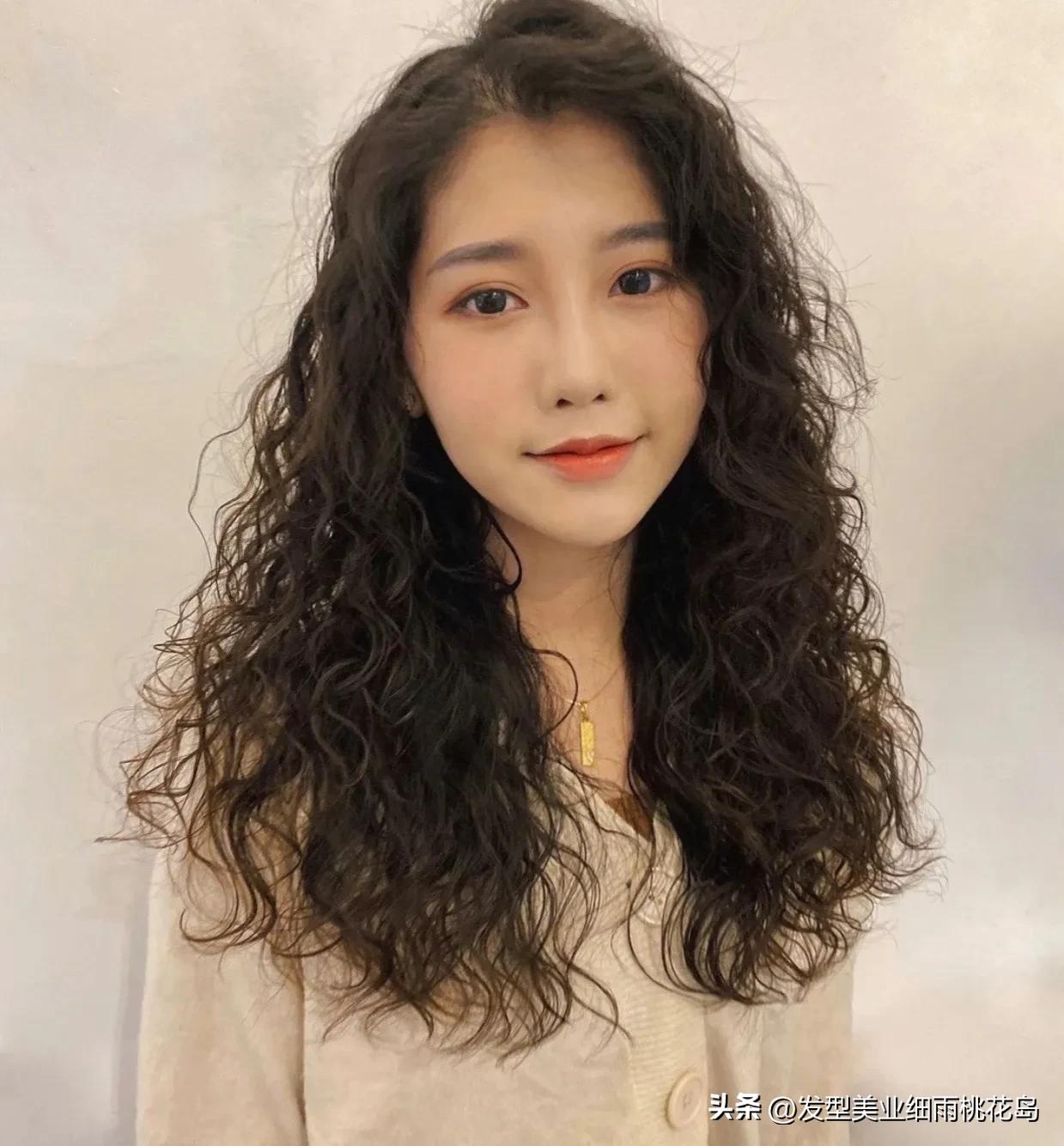 30岁洋气的超短发满头烫小卷,洋气全烫短发满头小卷