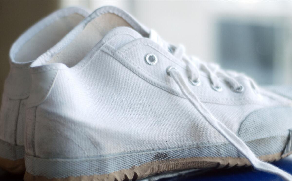 白鞋发黄的清洗方法,白鞋已经发黄了怎么洗白