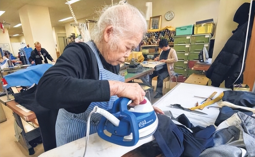 做工、考证、创业、抢占色情业，日本老人的今天是我们的明天？