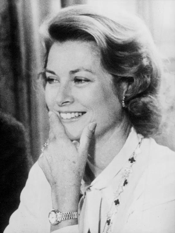 梵克雅宝双面黑白价格,梵克雅宝芭蕾舞胸针卡米拉