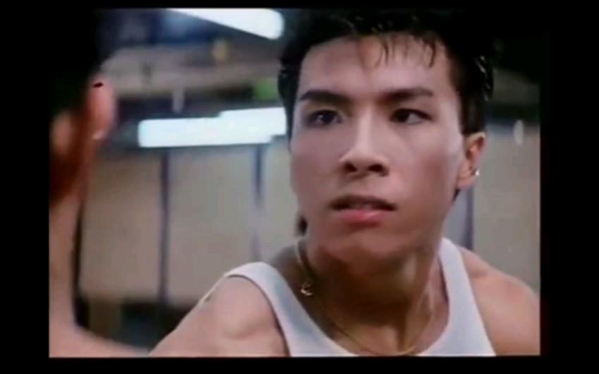 割完单眼皮就好事不断的6位港星，成龙脱胎换骨，甄子丹迅速起飞